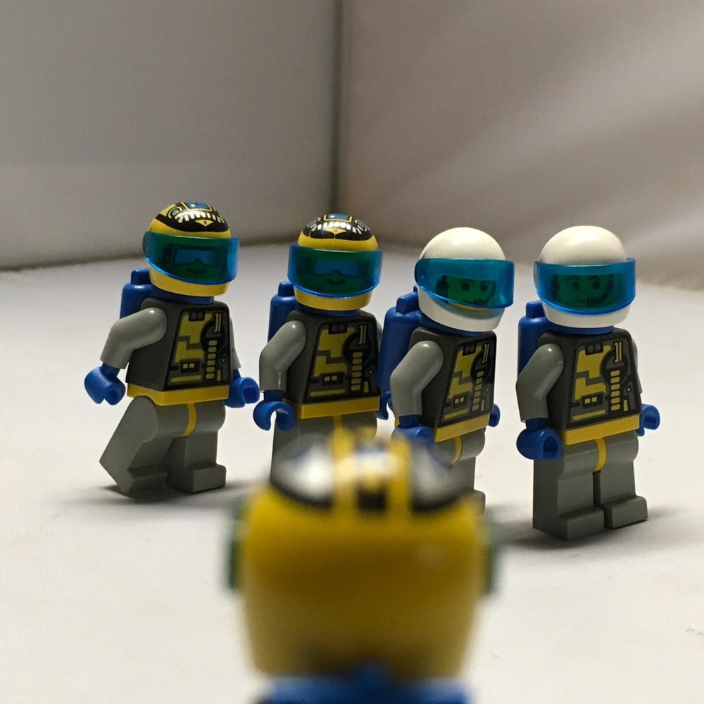 Space LEGO Unitron 5x Minifigures Various Accessories Vintage - Picture 8 of 13